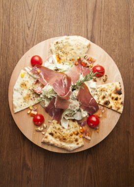 salatası jambon füme ve sarımsaklı ekmek