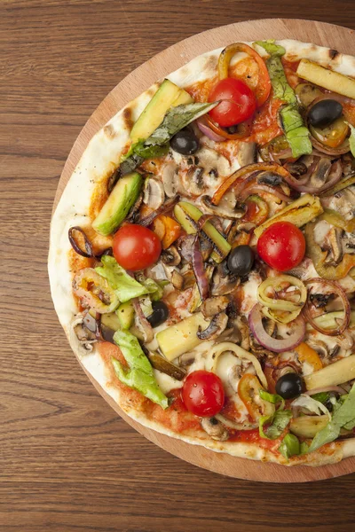 Vegetariánská pizza se zeleninou — Stock fotografie