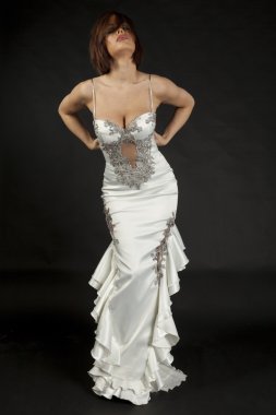 Siyah arkaplanda gelin