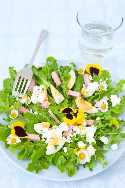 Köstlicher Salat Mit Schinken Gekochtem Käse Und Essbarer Blüte — Stockfoto