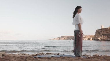 Kafkasyalı esmer kadın sabahları kumlu sahilde seninle sevişiyor.