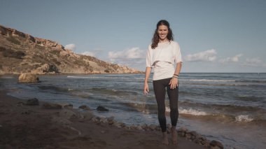 Kafkasyalı esmer kadın sabahları kumlu sahilde seninle sevişiyor.