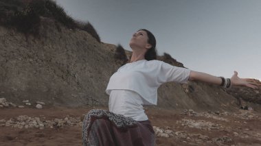 Kafkasyalı esmer kadın sabahları kumlu sahilde seninle sevişiyor.