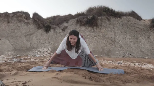 Kafkasyalı esmer kadın sabahları kumlu sahilde seninle sevişiyor. Stok Fotoğraf