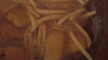 Patates kızartması ve tavada tavuk kızartması. Yavaş çekim