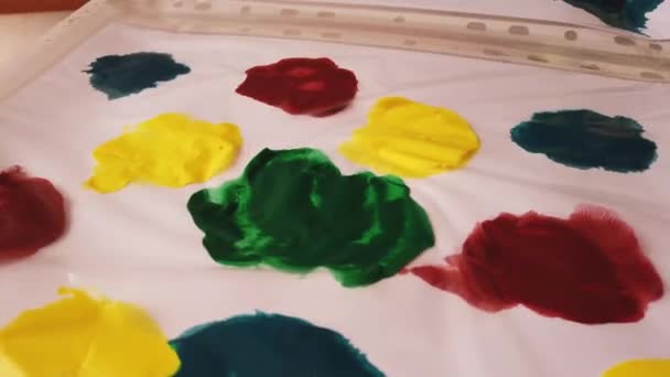 Kézművesség kisgyerekeknek. Festés gumi blokkok ower a festék zárt műanyag mappában — Stock videók