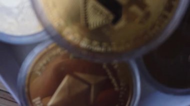Şifreli para. Altının ortaya çıkması bitcoin ethereum litekoin dalgalanması beyaz arka planda izole edilmiş