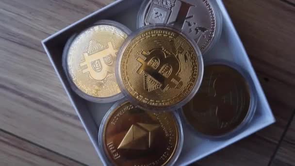 Koin mata uang crypto. Emas bitcoin perak ethereum litecoin riak terisolasi pada latar belakang putih. Transisi — Stok Video