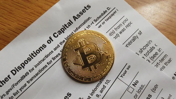 Criptomoneda y ganancia de capital. Bitcoin más 8949 formulario y horario D de formulario 1040. Estados Unidos fiscalidad Imagen De Stock