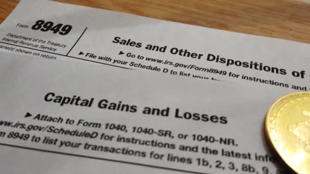 Criptomoeda e ganho de capital. Bitcoin sobre 8949 formulário e cronograma D do formulário 1040. Estados Unidos da América — Vídeo de Stock