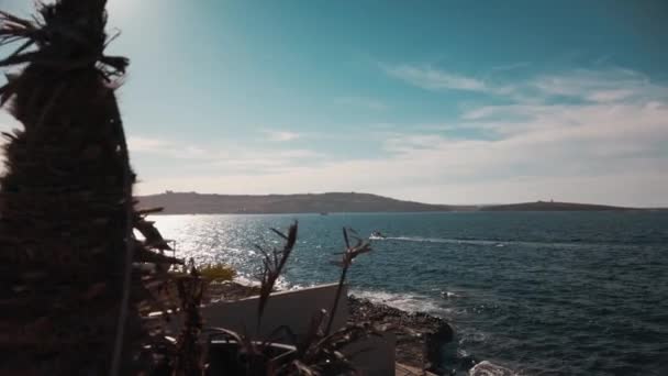 Giornata estiva soleggiata sulla costa della baia di Buggiba, Malta. Boath Spead nel mare. Colpo rivelatore — Video Stock