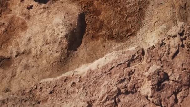 Bugibba Bay scogliera e costa rocciosa. Colpo ad angolo alto. Marte come superficie — Video Stock