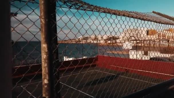 Um estádio de basquete vazio na costa de Bugibba, Malta. — Vídeo de Stock