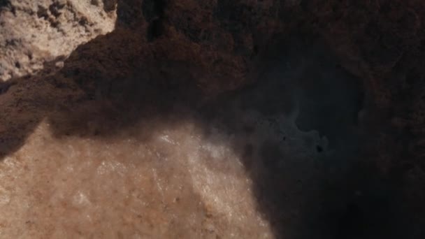 Da vicino sulla riva rocciosa. Piscine sedimentarie di roccia e sale — Video Stock