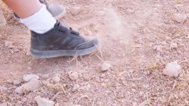 Tozda oynayan çocuklara yakın dur. Doğada oynayan kardeşler. Çekimi yukarı kaldır.