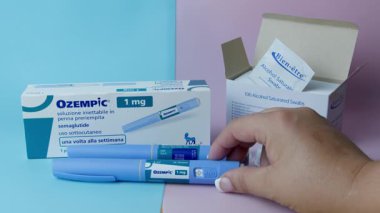 Qawra, Malta, 26.10.2024 - Ozempik alan kadın eli. Diyabet enjektör kalem. Yüksek kalite 4k görüntü