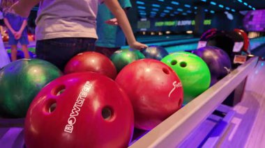 11.10.2025 - St Julians, Malta - yakın çekim bowling topu, Eden Superbowl. Çocuklar hangi topu alacaklarını seçiyorlar. Yüksek kalite 4k görüntü