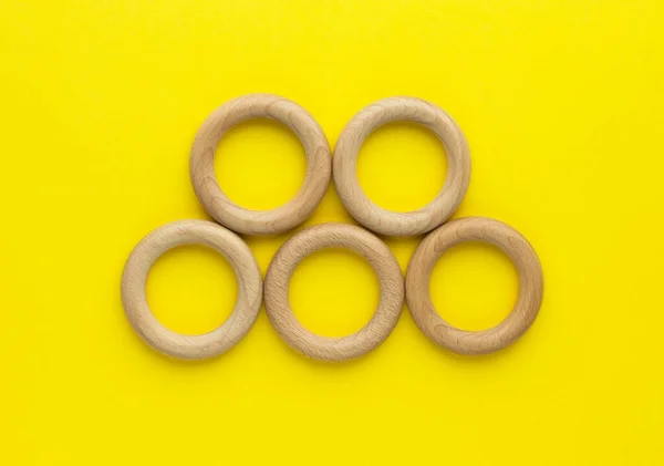 Cinque Anelli Legno Sfondo Giallo Teether Bambino Legno Naturale Giocattolo — Foto Stock