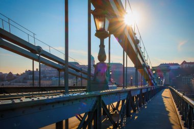 Budapeşte, Macaristan, Mart 2020, Szechenyi Zinciri Köprüsü 'ne yakın ve yakın