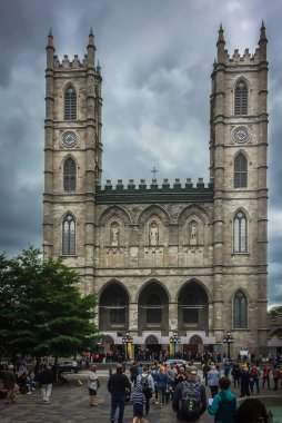 Quebec eyaleti, Kanada, Eylül 2019, Montreal 'deki Basilica Notre-Dame kentsel manzarası