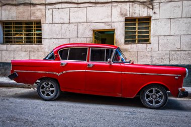Havana, Küba, Temmuz 2019, başkentin eski bir bölgesinde 1950 'lerin kırmızı bir Chevrolet manzarası
