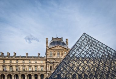 Paris, Fransa, Şubat 2020, Pavillon Richelieu 'ye bakan piramidin tepesi ana avludaki Louvre Müzesi' ndeki Pavillon Müzesi 'nden biri Cour Napolyon