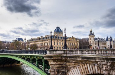 Paris, Fransa, Şubat 2020, Seine nehri üzerinde uzanan Notre-Dame köprüsü manzarası