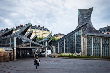 Rouen, Fransa, Ekim 2020, Vieux-Marche meydanını Jeanne d 'Arc kilisesiyle geçen bir kadının görüntüsü.