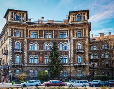 Budapeşte, Macaristan, Mart 2020, Kodaly korond meydanındaki bir binanın manzarası Andrassy Bulvarı ve Felserdsor utca kavşağında tam bir daire oluşturuyor.