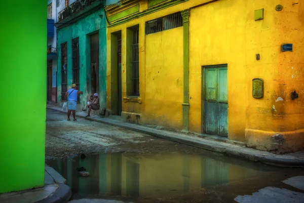 Havana Kuba Červenec 2019 Pohled Muže Ženu Rozhovoru Calle Leonor — Stock fotografie