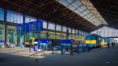 Budapeşte, Macaristan, Mart 2020, Batı tren istasyonunda şehrin üç ana demiryolu terminalinden biri..