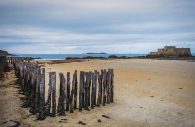 Bon-Secours sahili ve Grand Fransa 'nın St-Malo kıyısında gelgit adası