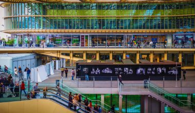 Paris, Fransa, Fev 2020, Westfield Forum des Halles 'in farklı katları, yürüyen merdivenleri ve yer altına inen merdivenleri.