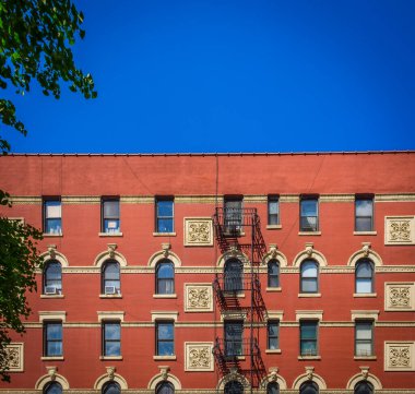 New York City, ABD, Mayıs 2019, Chelsea mahallesinde yangın çıkışlı kırmızı tuğla bina manzaralı