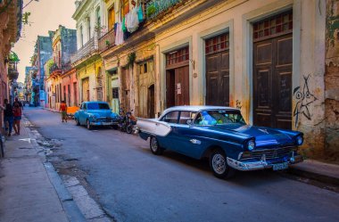 Havana, Küba, Temmuz 2019, şehrin en eski yerine park edilmiş iki eski klasik mavi araba manzarası