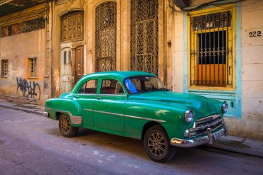 Havana, Küba, Temmuz 2019, şehrin en eski yerine park edilmiş eski bir Chevrolet araba manzarası.