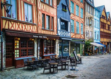 Rouen, Fransa, Ekim 2020, Rue Martainville manzaralı kaldırım taşlı bir cadde orta çağ yarım keresteli evleri olan