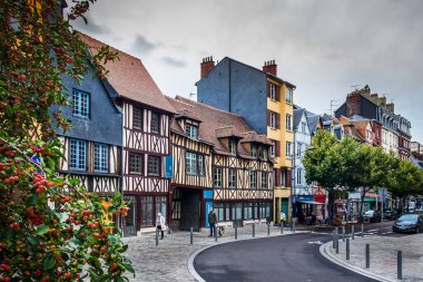 Rouen, Fransa, Ekim 2020, Rue Martainville manzaralı kaldırım taşlı bir cadde orta çağ yarım keresteli evleri olan