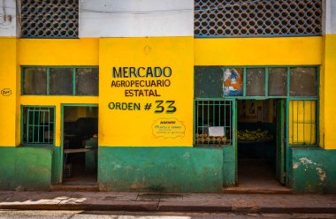 Havana, Küba, Temmuz 2019, kapalı bir tarım pazarı cephesi