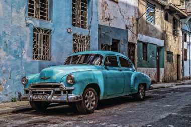 Havana, Küba, Temmuz 2019, açık mavi bir Chevrolet manzarası başkentin eski bir bölgesinde park halinde.