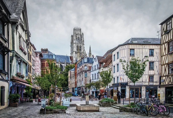 Rouen, Fransa, Ekim 2020, Place du Lieutenant Auber şehrin yaya merkezinde orta çağ yarım keresteli evleri olan kaldırımtaşlı bir meydan. 