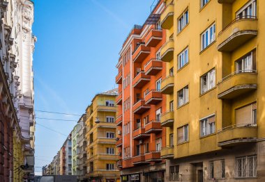 Budapeşte, Macaristan, Mart 2020, Balzac caddesindeki bazı renkli binaların manzarası şehrin 13.