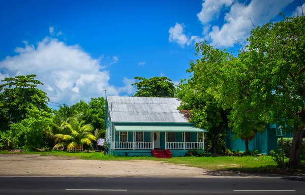 Grand Cayman, Cayman Adaları, Temmuz 2020, George Town 'da teneke çatılı ve ön bahçeli popüler bir stil evi manzarası
