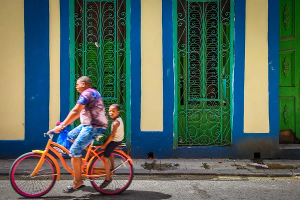Hawana Kuba Lipiec 2019 Ojciec Syn Jadący Pomarańczowym Rowerze Przy — Zdjęcie stockowe