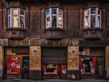 Budapeşte, Macaristan, Mart 2020, Fszer Csemege manzaralı kapalı bir bakkal