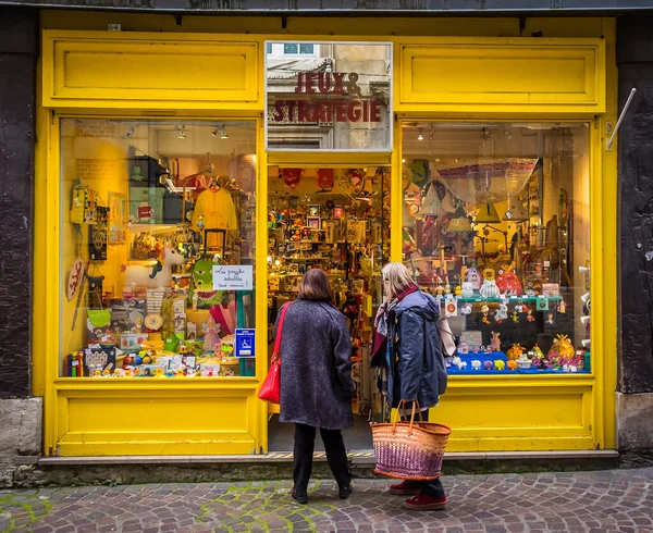 2020年10月 フランス ルーアン サンニコラ通りの木製ゲームやおもちゃ店 Jeux Strategie の入り口の2人の女性 — ストック写真
