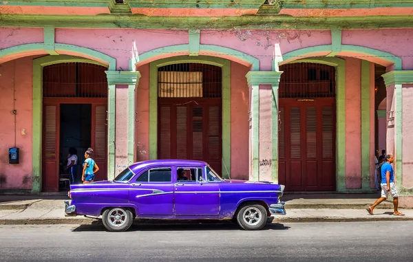 Hawana Kuba Lipiec 2019 Niebieski Samochód Chevroleta Zaparkowany Przed Kolorowym — Zdjęcie stockowe