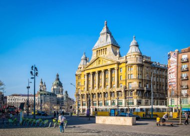 Macaristan, Budapeşte, Mart 2020, Anker koz 'da bir dil okulu olan Katedra Nyelviskola' nın inşası manzarası