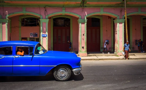 Hawana Kuba Lipiec 2019 Niebieski Samochód Chevroleta Jadący Aleją Belgiga — Zdjęcie stockowe