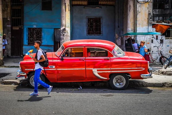Αβάνα Κούβα Ιούλιος 2019 Θέα Ενός Κόκκινου Chevrolet Σταθμευμένο Ένα — Φωτογραφία Αρχείου